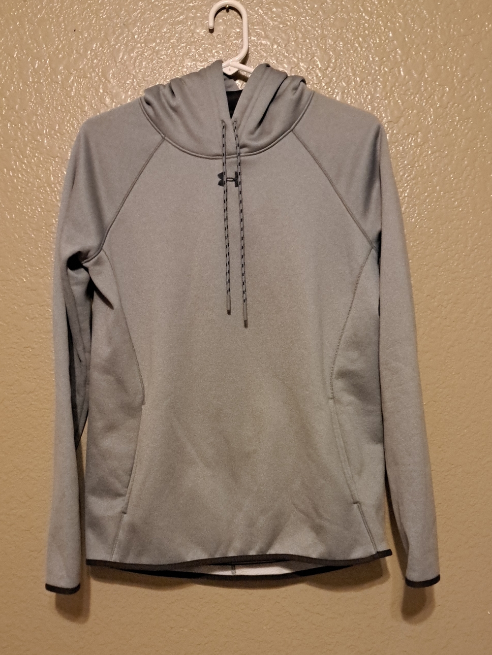 Under Armour Women’s Gray Hoodie Pullover Sweater. Size SM.